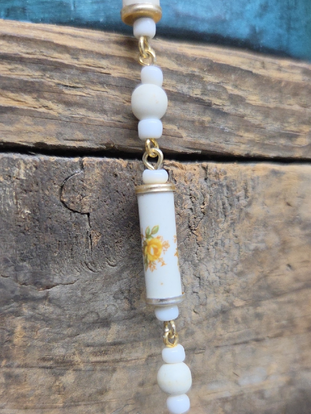 Vintage Hand Painted White and Gold Floral Beaded Necklace - Picture 3 of 5